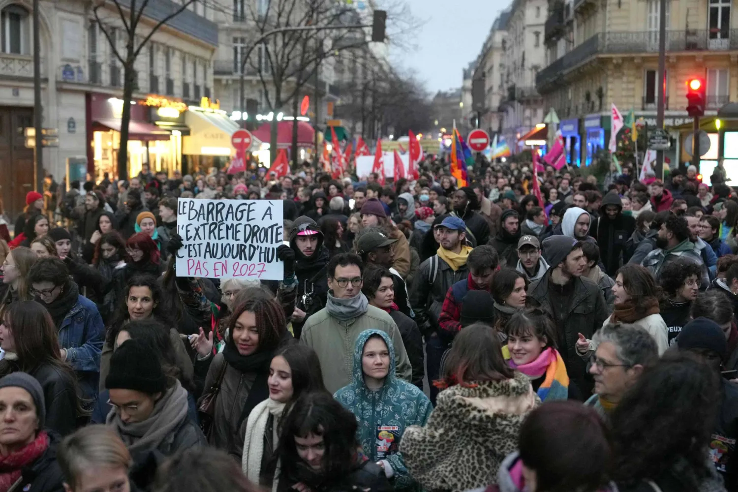 مهاجرون مغاربيون يحتجون وسط باريس على قانون الهجرة الجديد بدعوى انتهاك حقوقهم (أ.ف.ب)