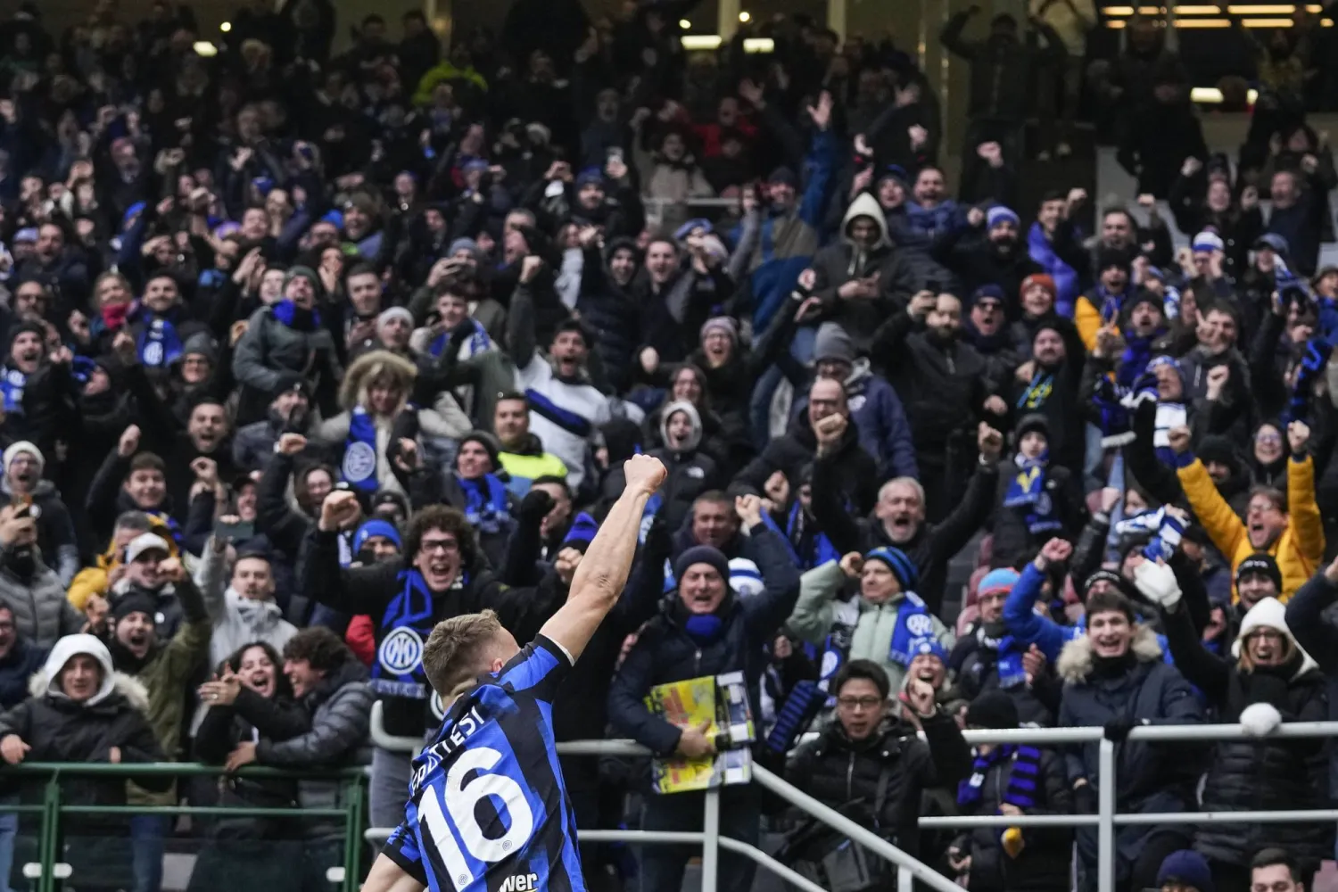 فراتيزي يحيي الجماهير بعد الفوز الثمين (أ.ب)