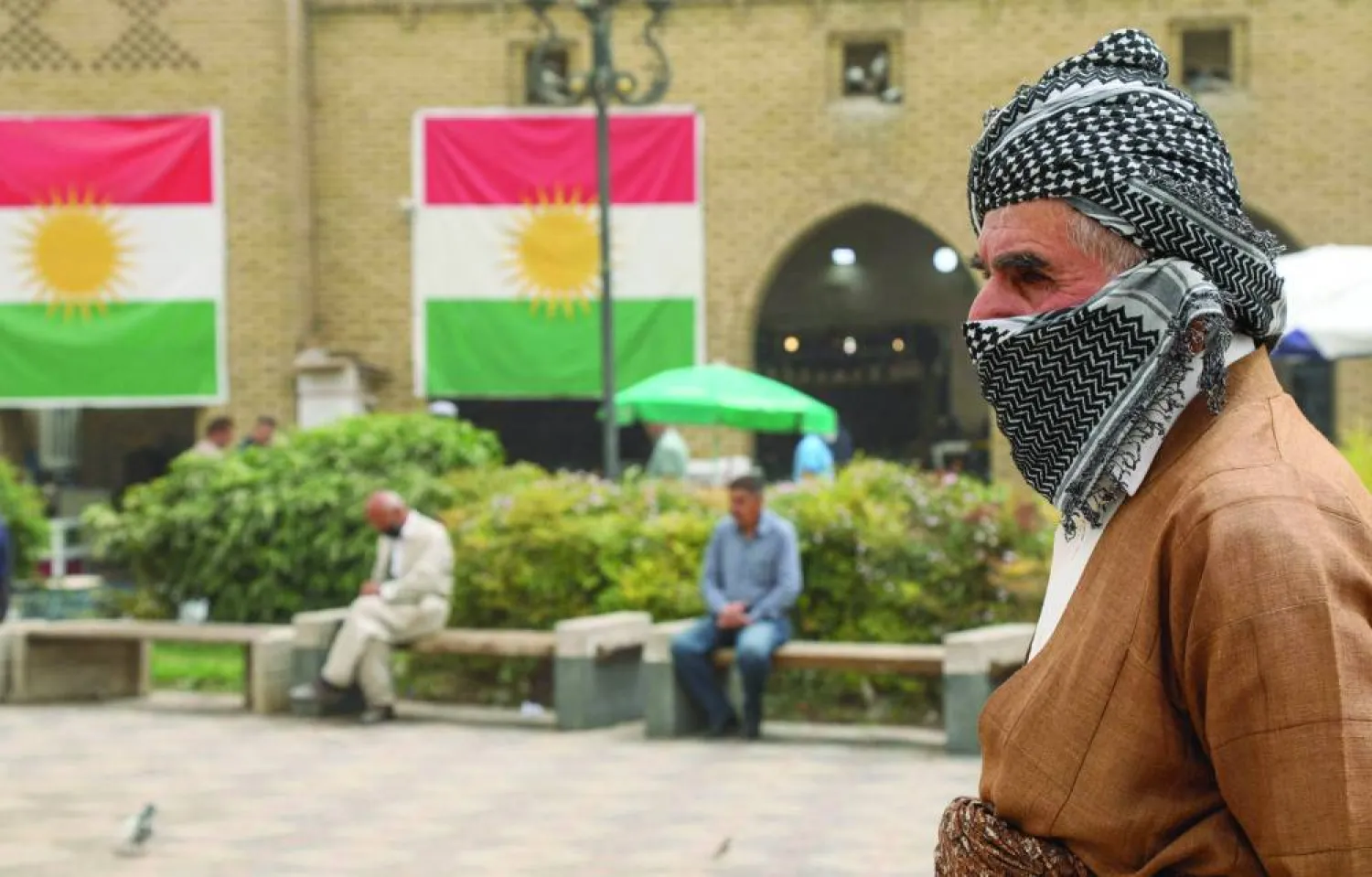 مواطنون في إحدى ساحات أربيل عاصمة إقليم كردستان (أ.ف.ب)