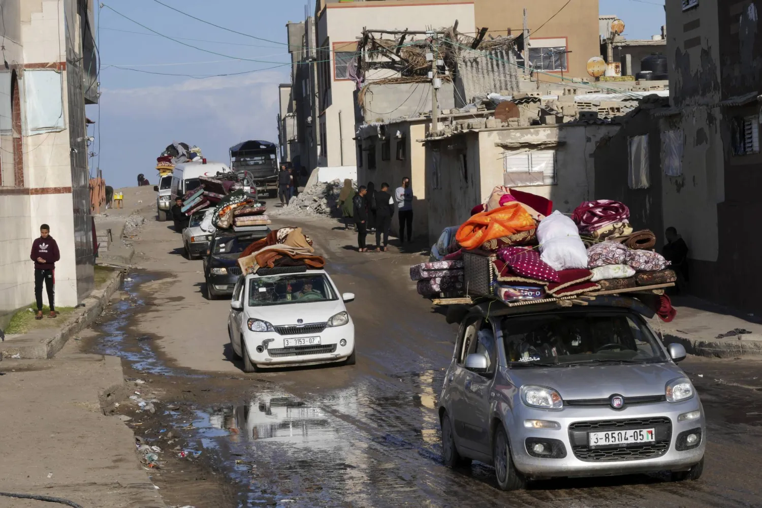 فلسطينيون يفرون من الهجوم البري الإسرائيلي في وسط قطاع غزة ويتجهون جنوباً عبر دير البلح (أ.ب)
