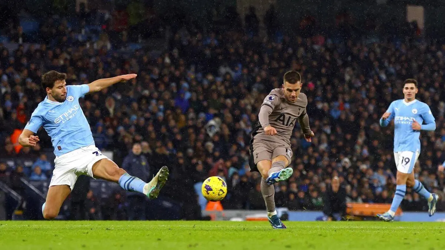 لو سيلسو يهز شباك مانشستر سيتي في المباراة المثيرة التي انتهت بالتعادل بثلاثة أهداف لكل فريق (ب.أ)