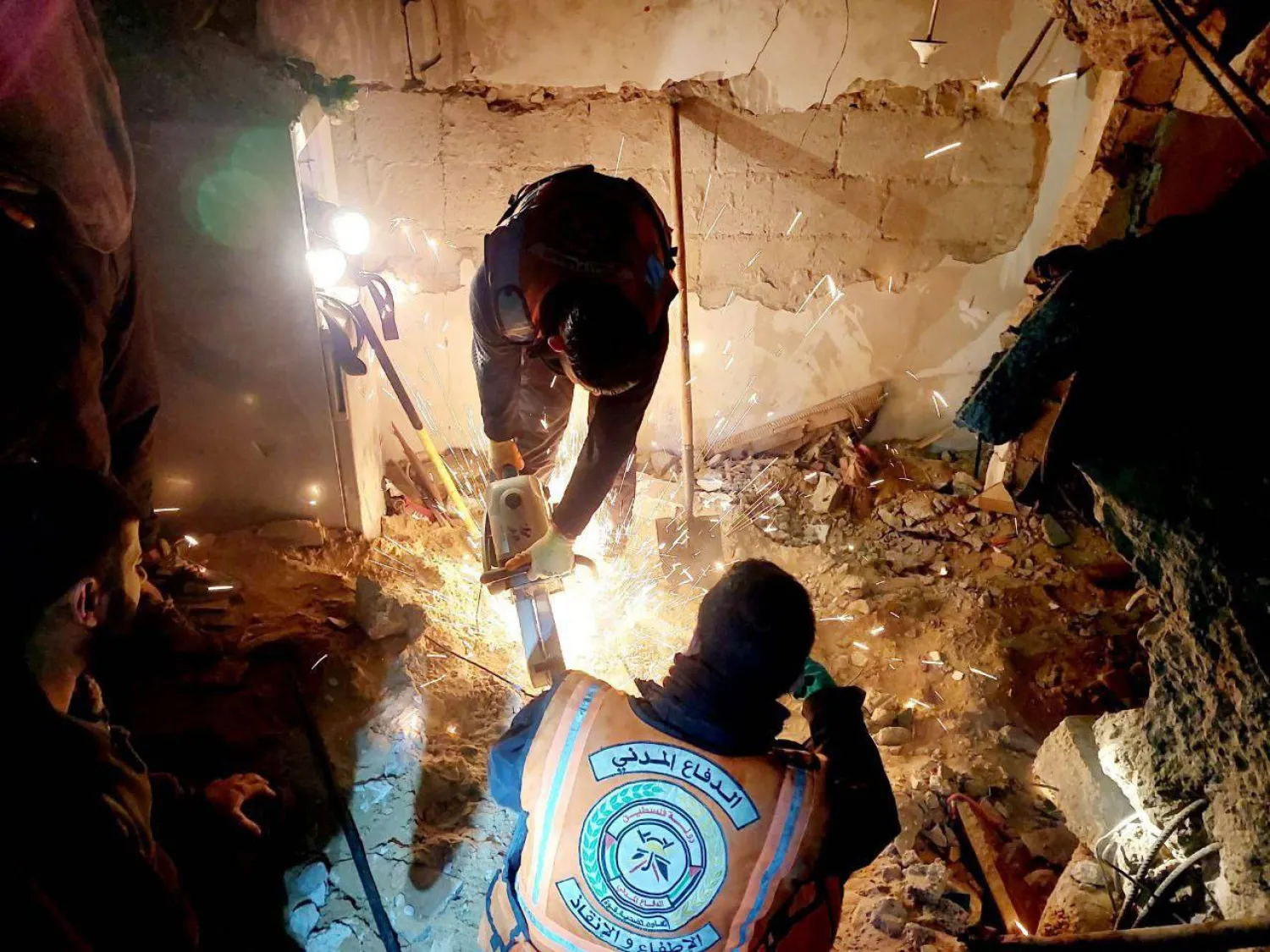 فرق الدفاع المدني الفلسطينية تبحث عن ضحايا تحت أنقاض منزل تهدمت في قصف إسرائيلي على غزة (الداخلية الفلسطينية عبر «تلغرام»)