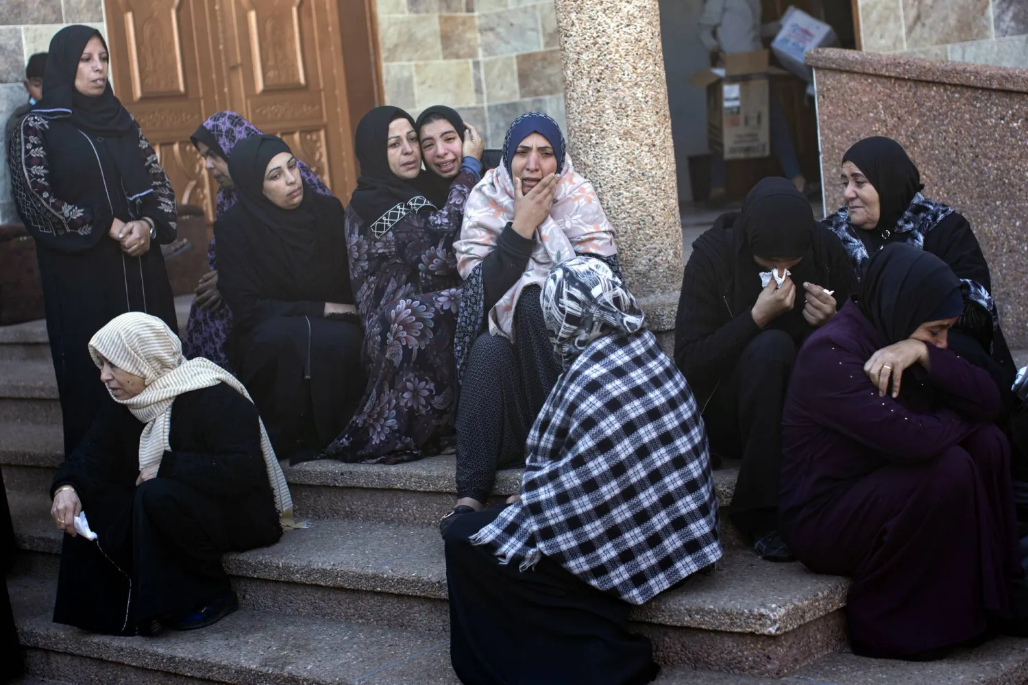 أقارب قتلى سقطوا في قصف إسرائيلي على منزل بخان يونس اليوم السبت (إ.ب.أ)