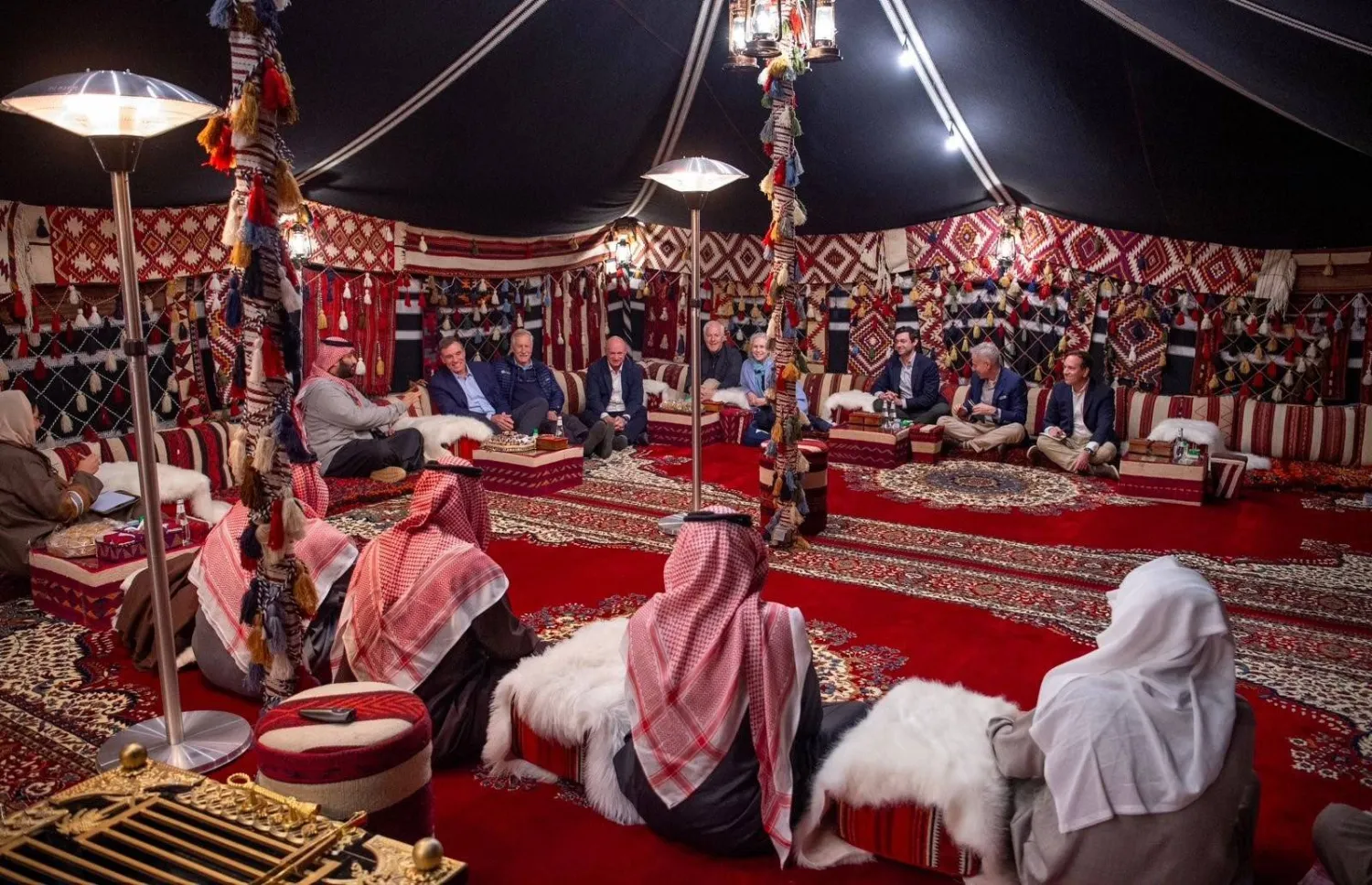 ولي العهد السعودي خلال اجتماعه مع عضو مجلس الشيوخ الأميركي رئيس لجنة الاستخبارات وأعضاء اللجنة (واس)