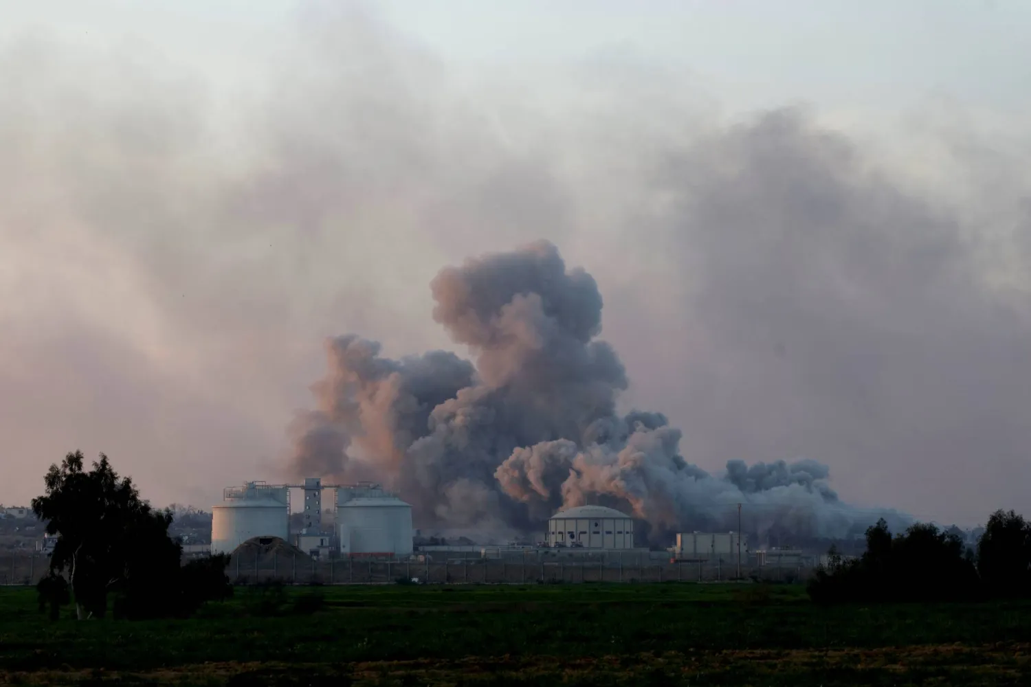 الدخان يتصاعد السبت من وسط غزة عقب غارة اسرائيلية (رويترز)