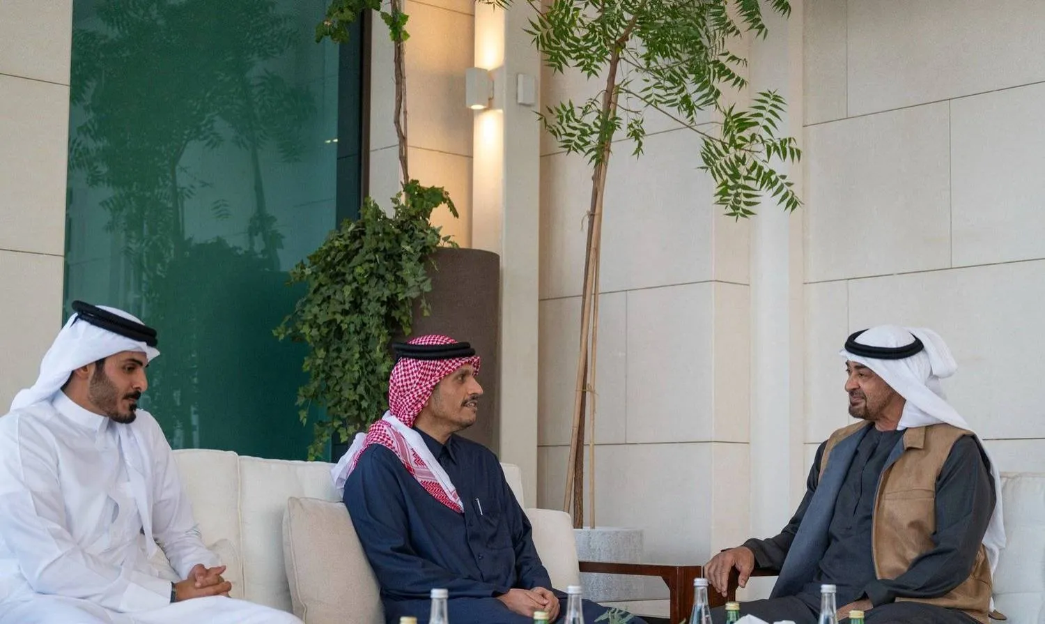 UAE President Sheikh Mohamed bin Zayed Al-Nahyan and Qatari PM Sheikh Mohamed bin Abdulrahman bin Jasim Al Thani during their meeting in Abu Dhabi (WAM)