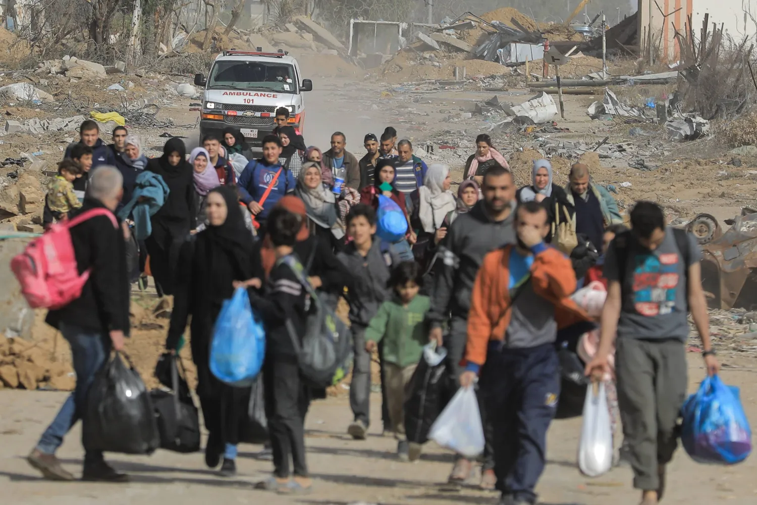 فلسطينيون نازحون من شمال قطاع غزة عبر شارع صلاح الدين في نوفمبر الماضي (أرشيفية- د.ب.أ)