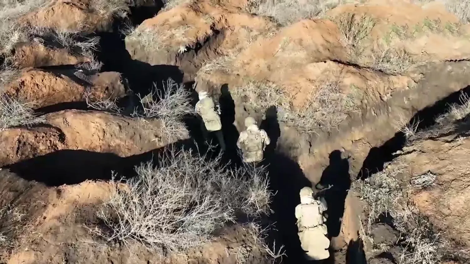 لقطة من فيديو لجنود روس يتدربون على تطهير الخنادق (وزارة الدفاع الروسية عبر تلغرام)