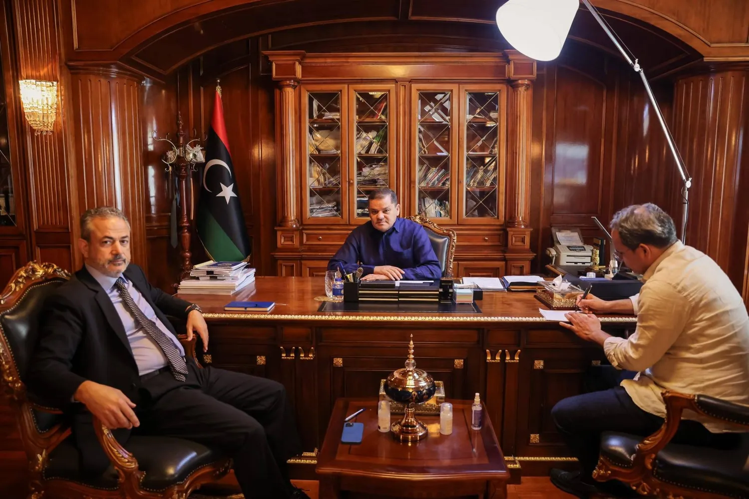 الدبيبة في لقاء سابق مع رئيس مؤسسة النفط الليبية بن قدارة (يسار) (حكومة الوحدة)