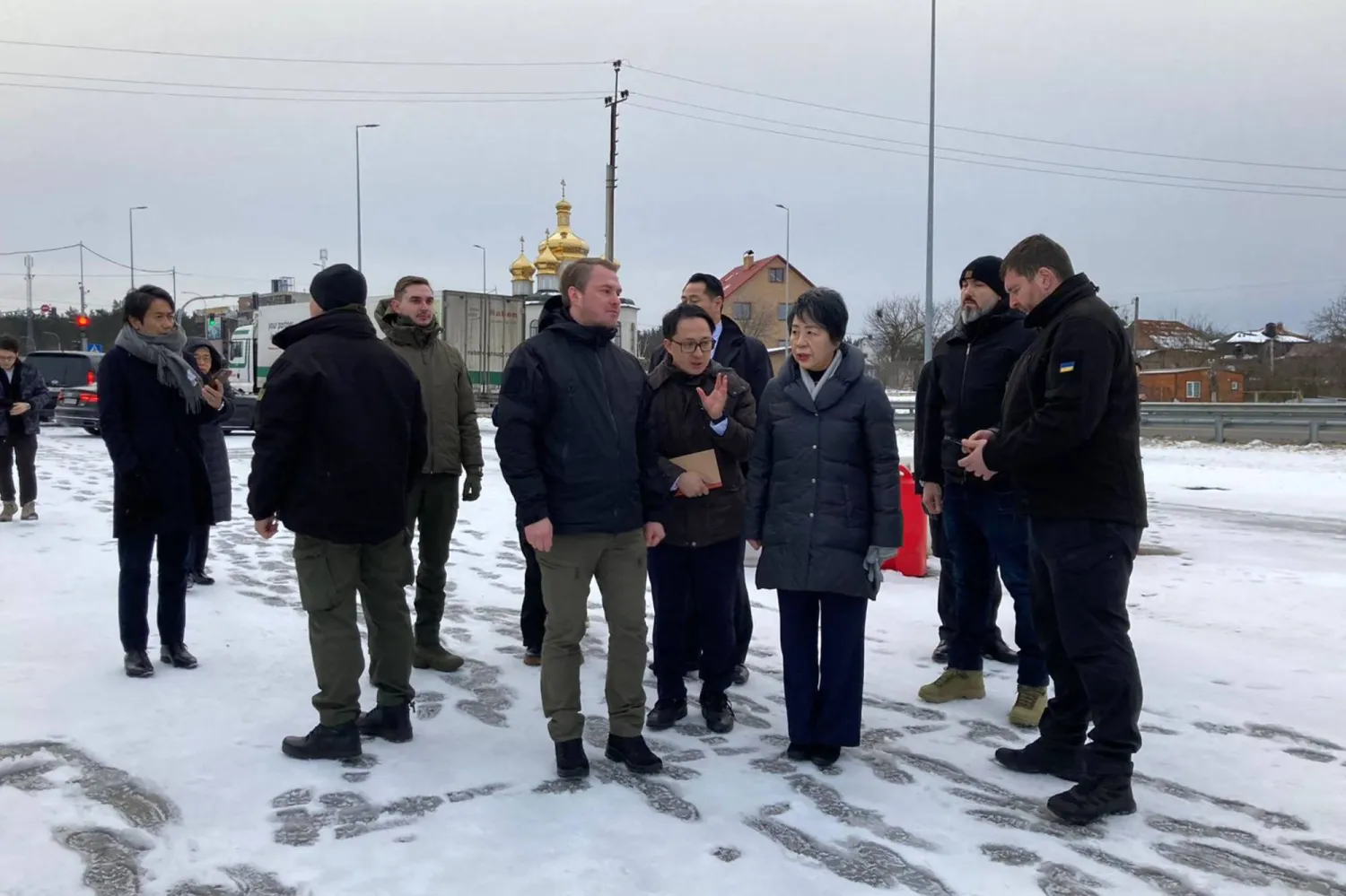 وزيرة الخارجية اليابانية يوكو كاميكاوا تفقدت مدينة إربين في منطقة كييف الأحد في إطار زيارة الدعم التي قامت بها إلى أوكرانيا (أ.ف.ب)