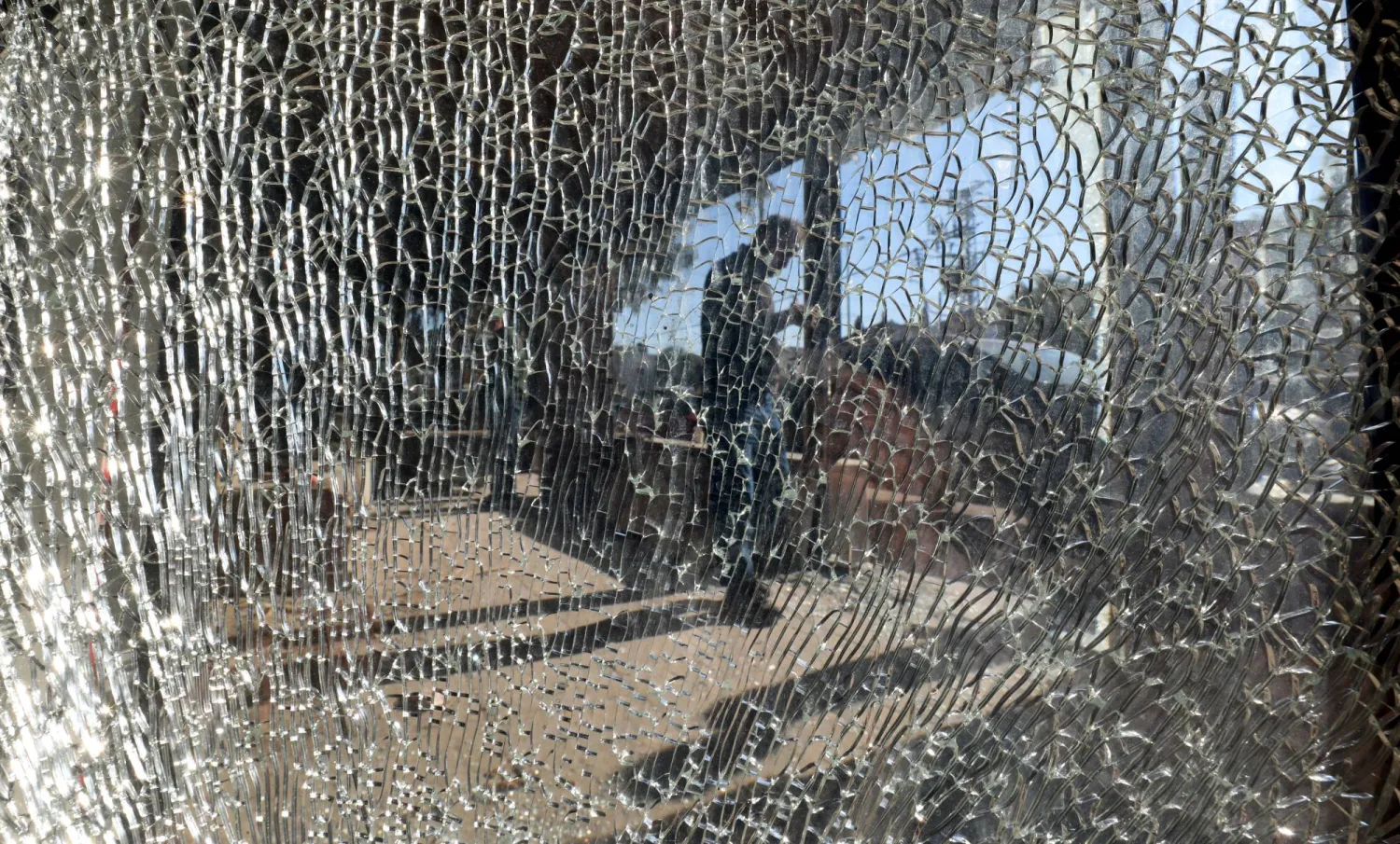 تفقد الأضرار حيث قُتل سبعة فلسطينيين في غارة إسرائيلية بمسيرة قرب جنين بالضفة الغربية  (إ.ب.أ)