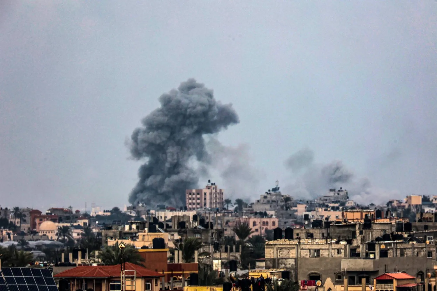 تصاعد الدخان جراء الغارات الإسرائيلية على خان يونس جنوب قطاع غزة (د.ب.أ)