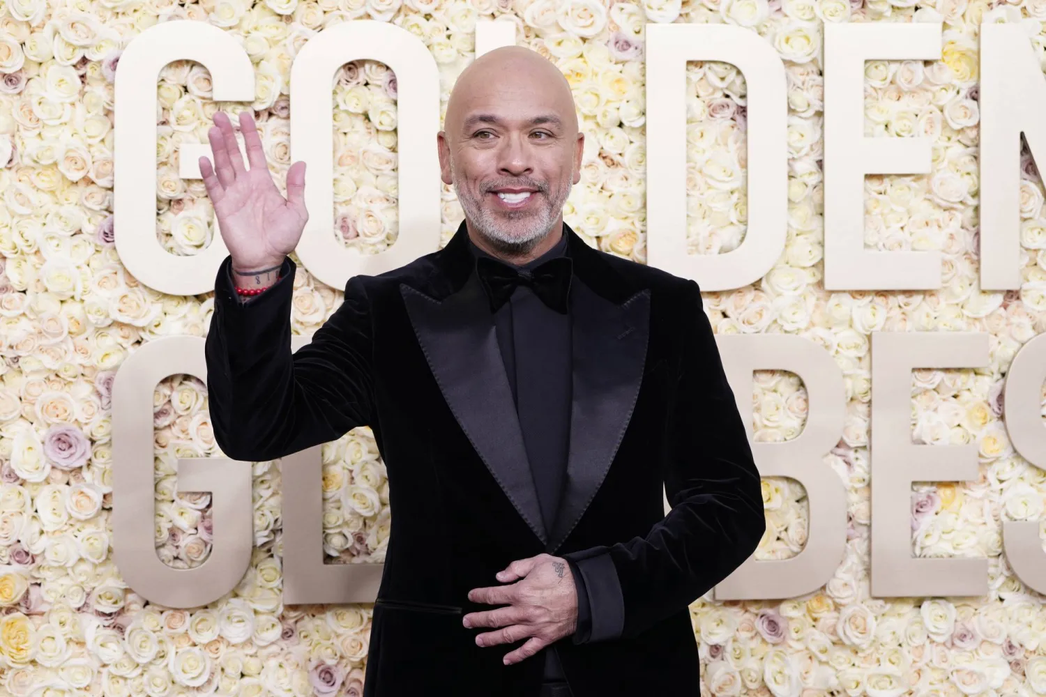 الممثل الكوميدي جو كوي مقدم حفل جوائز «غولدن غلوب» (أ.ب)