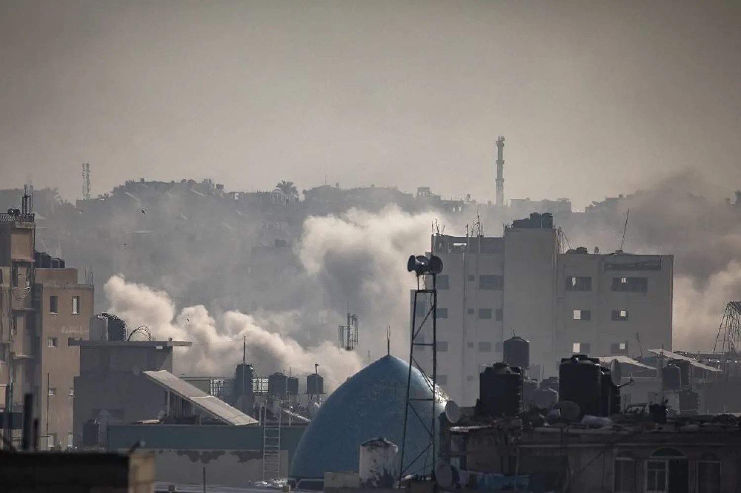 Smoke rises following Israeli air strikes on Khan Younis, southern Gaza Strip, 08 January 2024. (EPA)