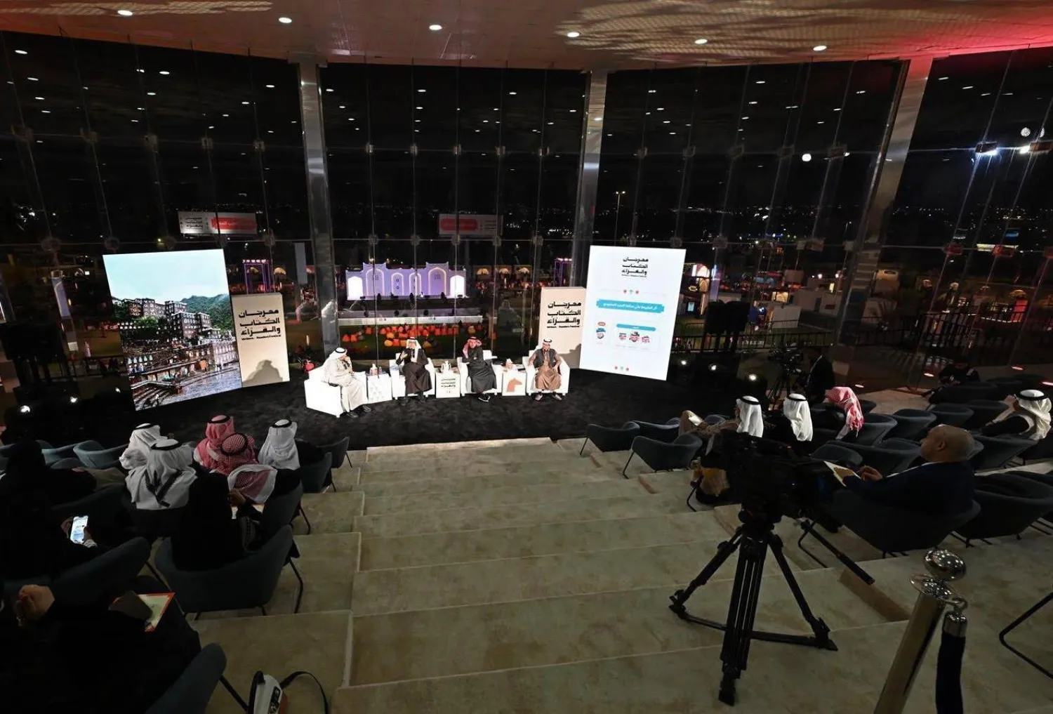 تزدهر الفعاليات الثقافية والأنشطة الأدبية والمناظرات الثرية في مختلف الموضوعات على خشبة المسرح (هيئة الأدب)