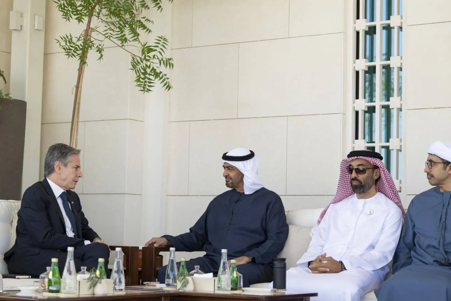 الشيخ محمد بن زايد يلتقي أنتوني بلينكن بحضور الشيخ طحنون بن زايد نائب حاكم إمارة أبوظبي والشيخ عبد الله بن زايد وزير الخارجية الإماراتي (وام)