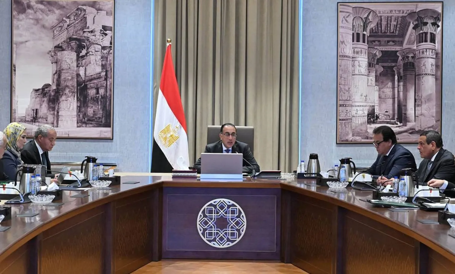 رئيس الوزراء المصري مصطفى مدبولي خلال اجتماع مع عدد من الوزراء (رئاسة مجلس الوزراء على فيسبوك)