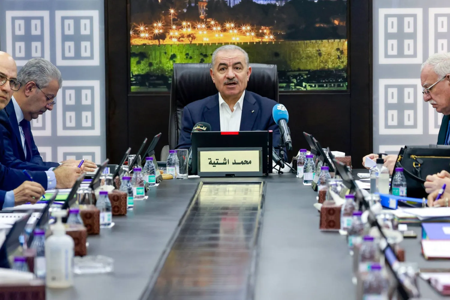 رئيس الوزراء الفلسطيني محمد أشتية في اجتماع للحكومة برام الله يوم 27 ديسمبر الماضي (أ.ف.ب)