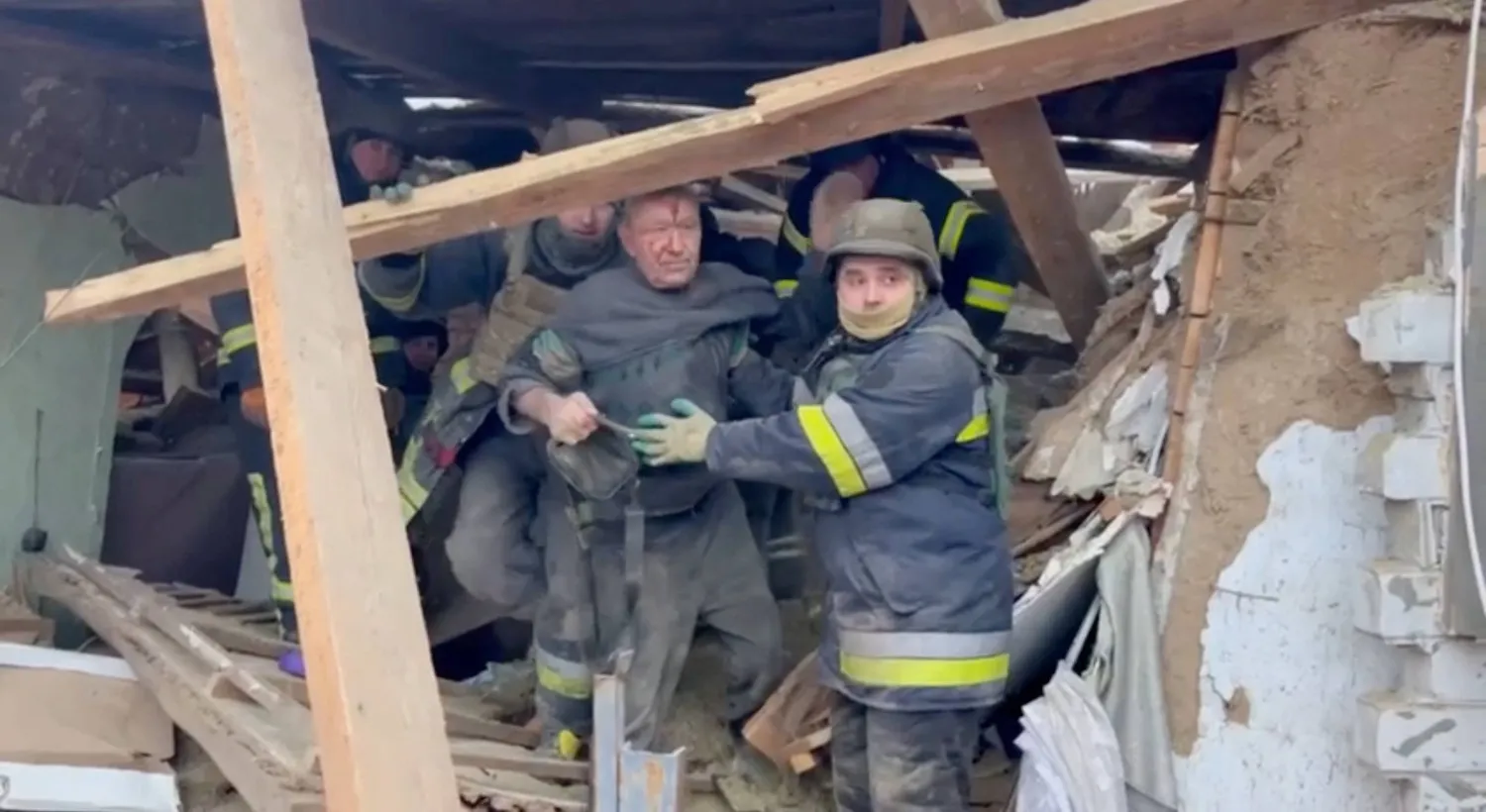 الدفاع المدني ينقذ رجلاً من الركام بعد هجوم صاروخي روسي على منطقة زمييف في منطقة خاركيف الاثنين (رويترز)