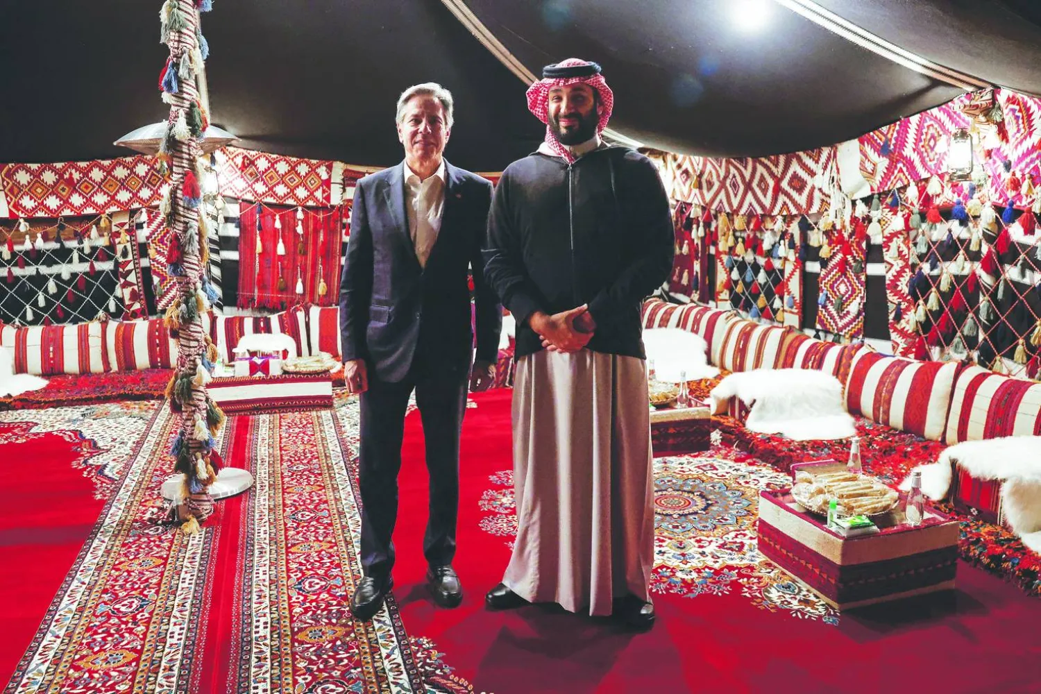 
الأمير محمد بن سلمان لدى استقباله أنتوني بلينكن في «المخيم الشتوي» بالعلا أمس (واس)