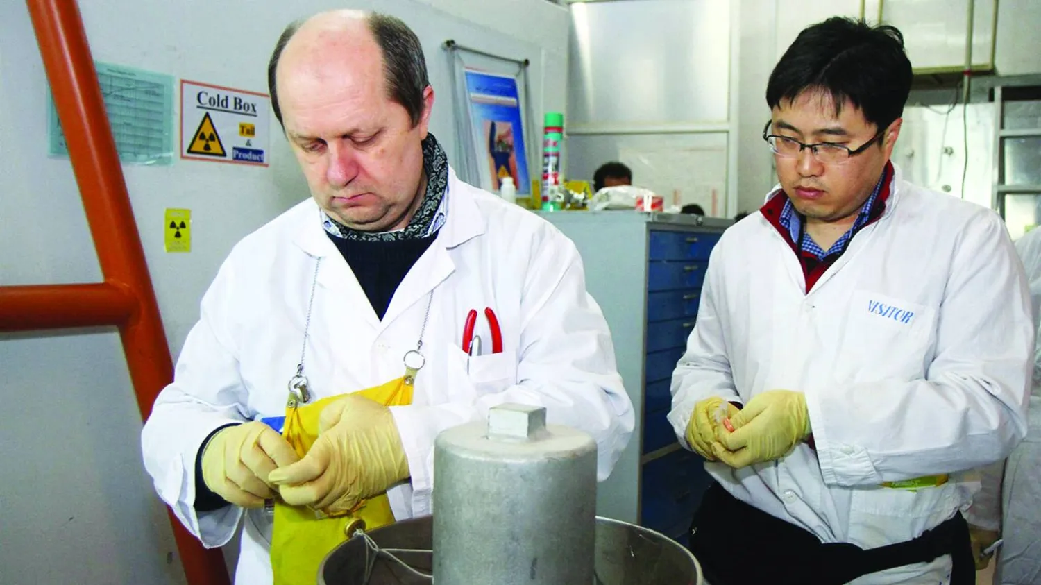 
مفتش من الوكالة الدولية للطاقة الذرية يجري فحصاً داخل المحطة النووية في نطنز يوم 20 يناير 2014 (أرشيفية -أ.ف.ب)