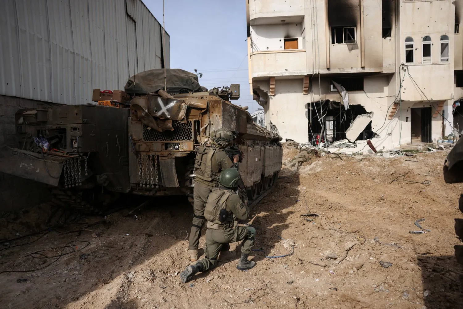جنود إسرائيليون خلال العملية البرية في قطاع غزة (رويترز)