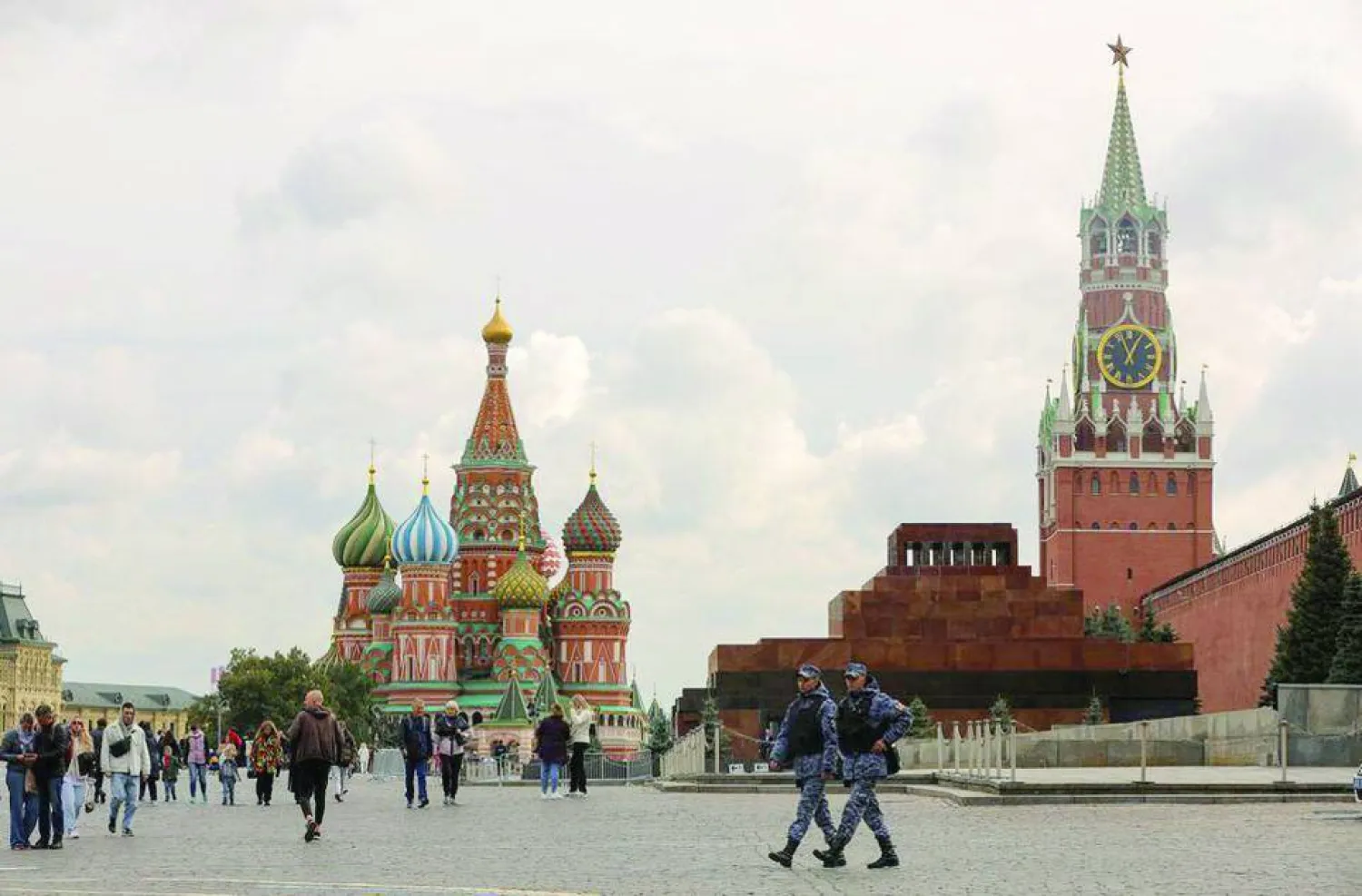 مواطنون روس في الميدان الأحمر وسط العاصمة الروسية موسكو (رويترز)