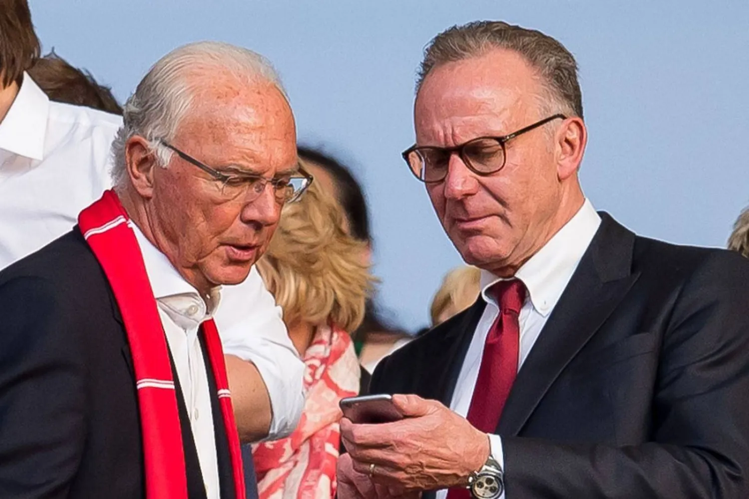 رومينيغه برفقة «الأسطورة» بيكنباور (د.ب.أ)