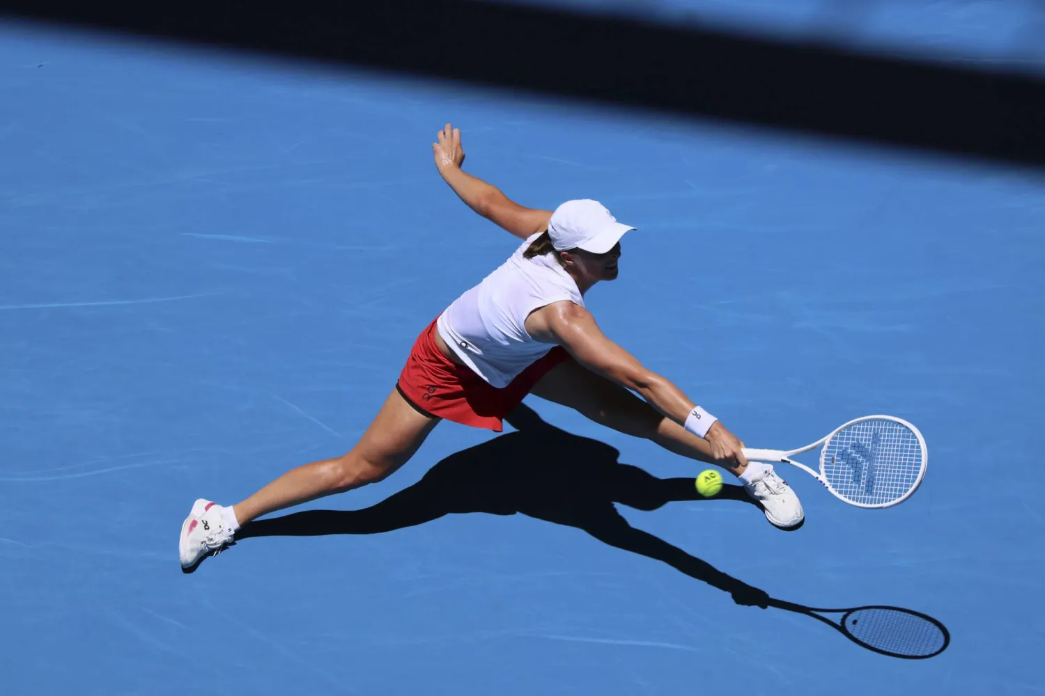 إيغا شيفونتيك تجاوزت الضغوط والصخب الذي يدور حولها (أ.ب)