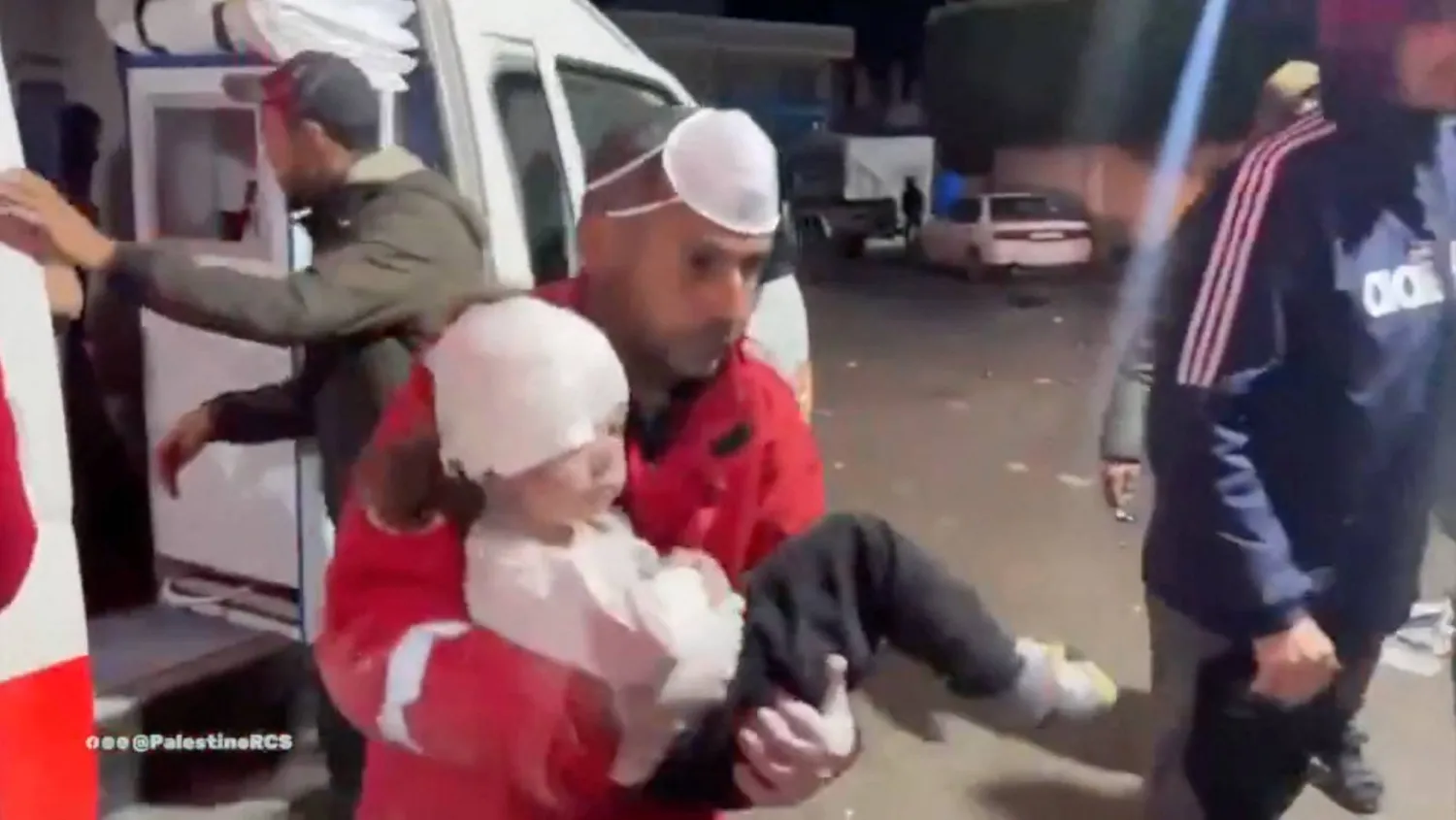 أحد أفراد «الهلال الأحمر الفلسطيني» يحمل طفلاً مصاباً من سيارة إسعاف إلى مستشفى «شهداء الأقصى» أمس (رويترز)