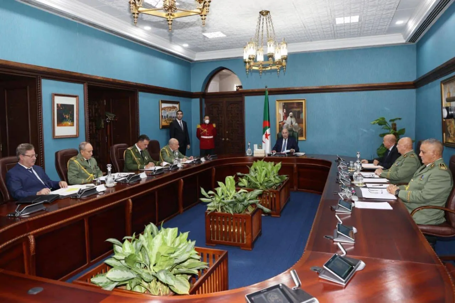 الرئيس تبون في اجتماع سابق مع قيادات أجهزة الأمن والجيش (الدفاع)