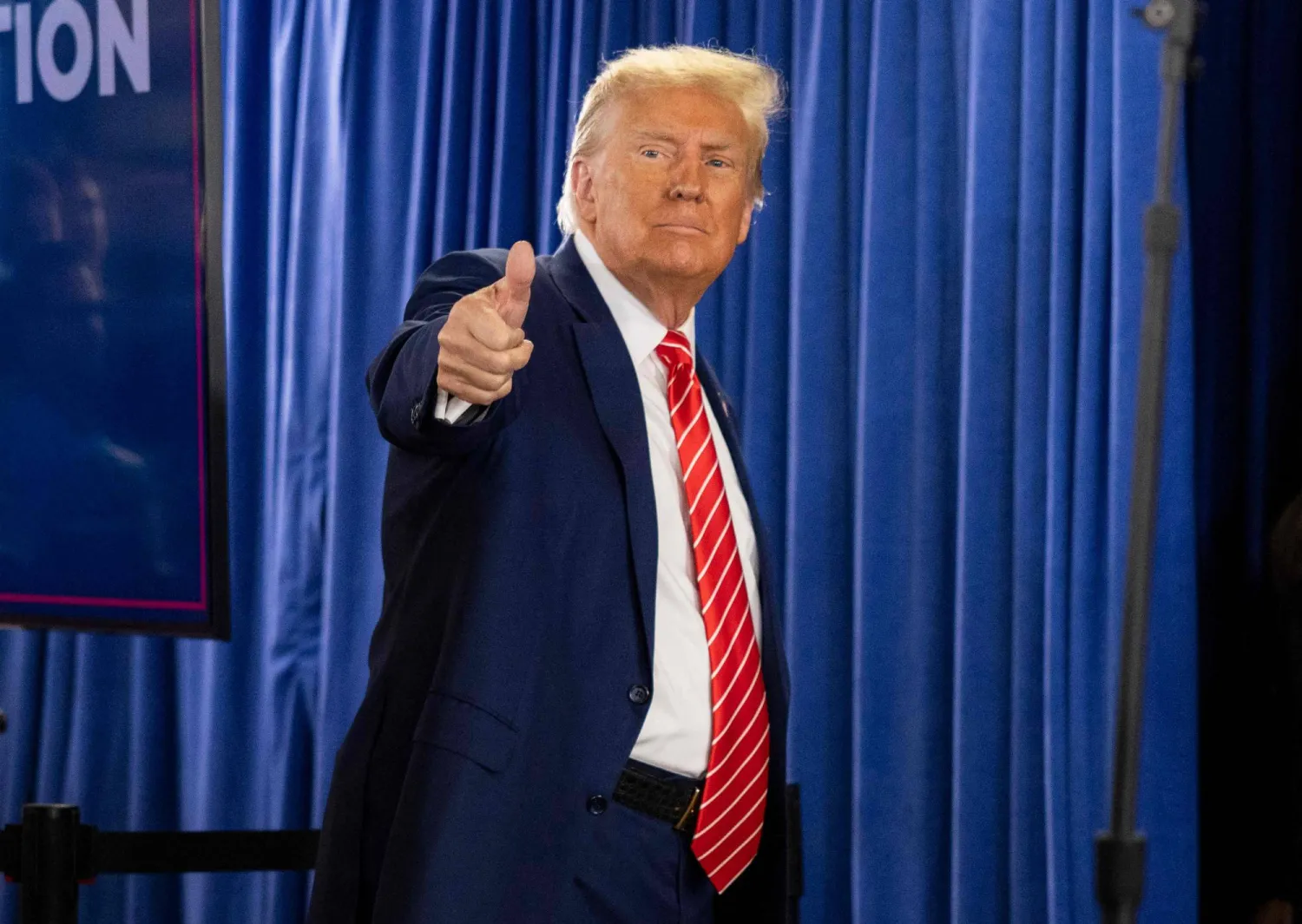 الرئيس السابق دونالد ترمب والمرشح الجمهوري الأوفر حظاً يحيي مناصريه في ولاية أيوا في 6 يناير الحالي (أ.ف.ب)