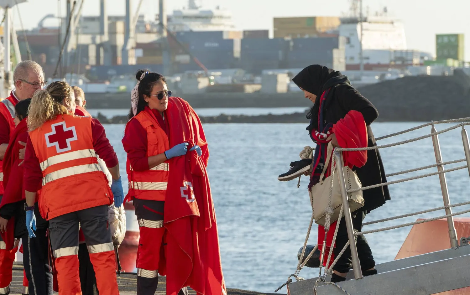 عناصر إغاثة في جزيرة لانزاروتي الإسبانية لإعانة مهاجرين وصلوا إليها (إ.ب.أ)
