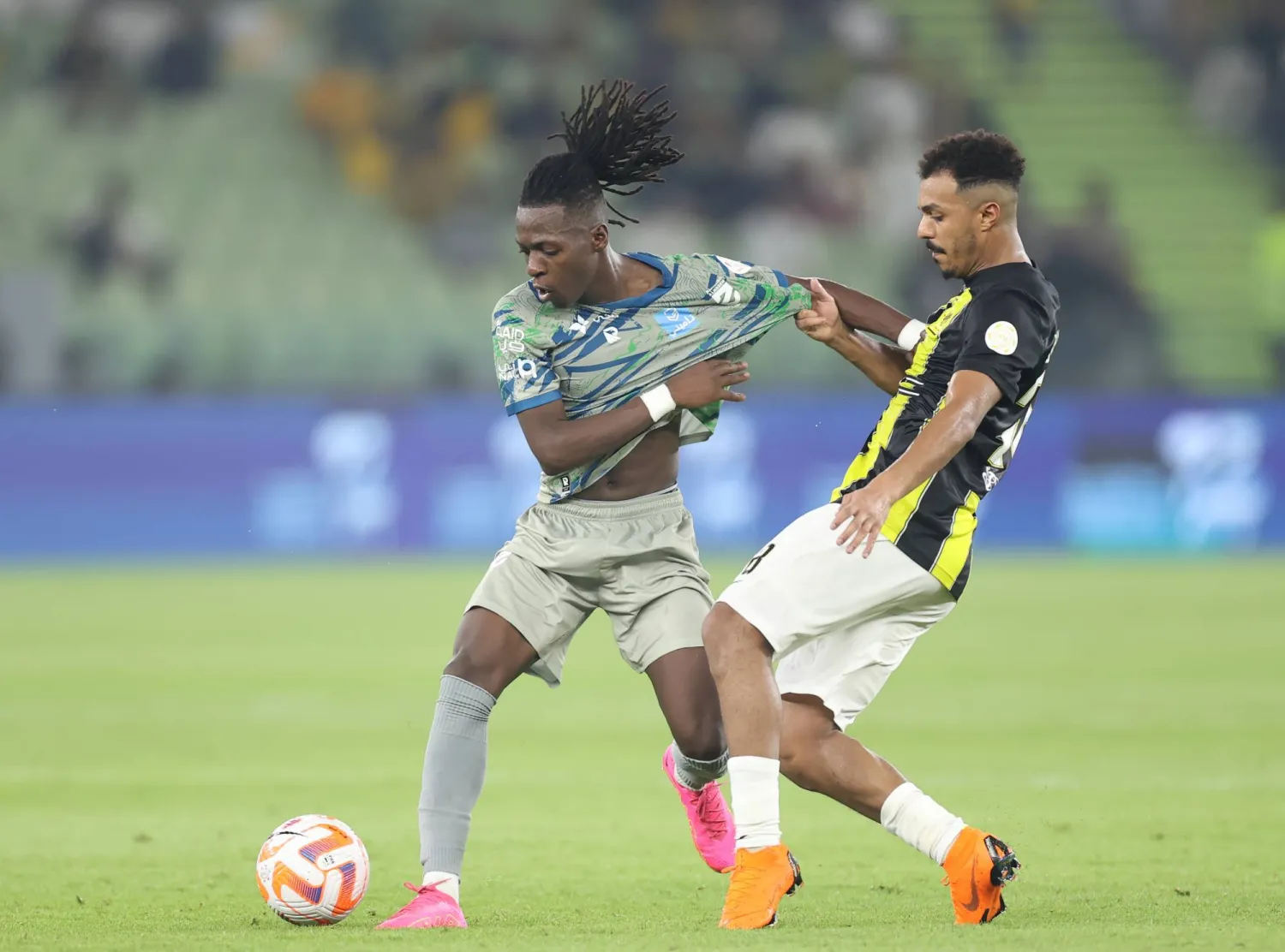 بامسعود خلال إحدى مشاركاته الدورية مع الاتحاد (تصوير: عدنان مهدلي)