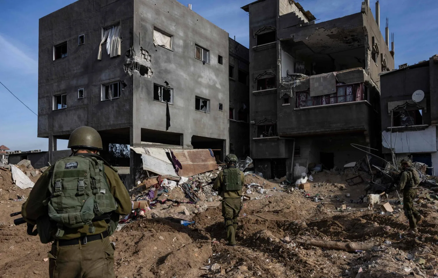 جنود إسرائيليون خلال معارك في محيط البريج بوسط غزة يوم الاثنين (أ.ف.ب)