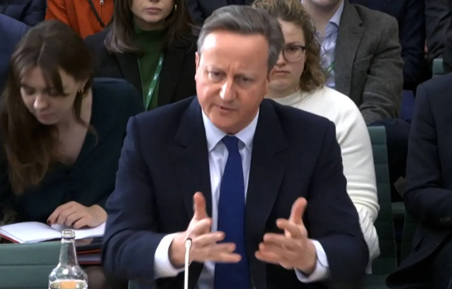 Birleşik Krallık Parlamentosu Parlamento Kayıt Birimi tarafından yayınlanan, İngiltere Dışişleri Bakanı David Cameron'un 9 Ocak 2024'te Londra'da Avam Kamarası Dışişleri Komitesi önünde konuşmasını gösteren bir video klip (AFP)
