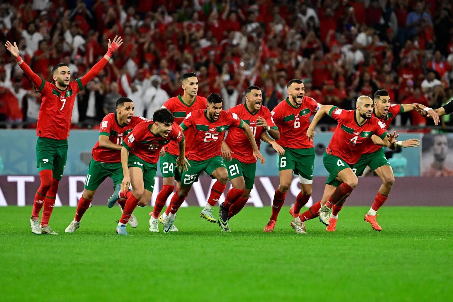 لاعبو المنتخب المغربي وفرحة التغلب على نظيره البرتغالي والتأهل لنصف نهائي مونديال 2022 (أ.ف.ب)
