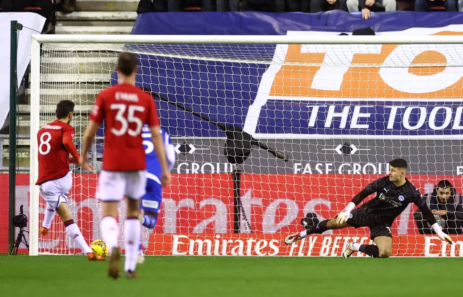 فرنانديز(يسار) قائد يونايتد يسجل من ركلة الجزاء الهدف الثاني في مرمى ويغان ليحسم تأهل فريقه للدور الرابع (رويترز)