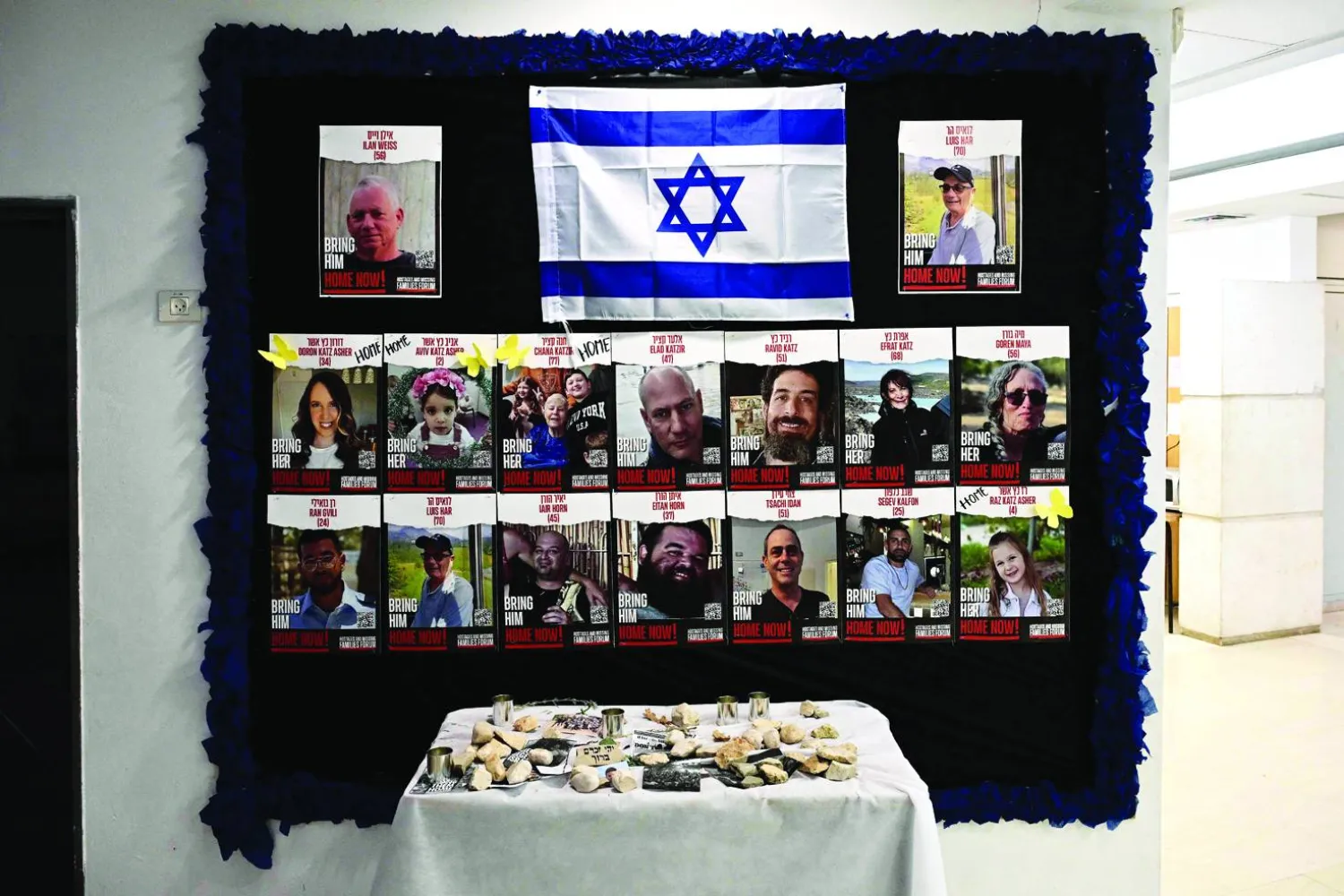 صور رهائن إسرائيليين لدى «حماس» في أكاديمية الرقص والموسيقى بالقدس (أ.ف.ب)