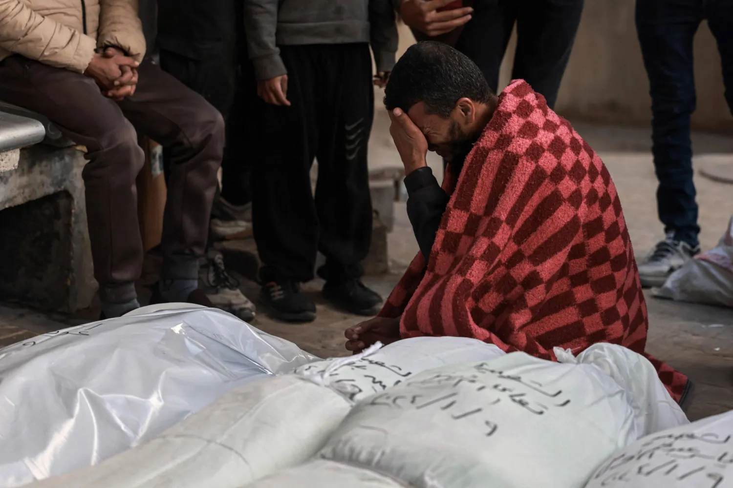 فلسطيني يبكي أفراداً من عائلته بمستشفى النجار في رفح جنوب قطاع غزة (أ.ف.ب)