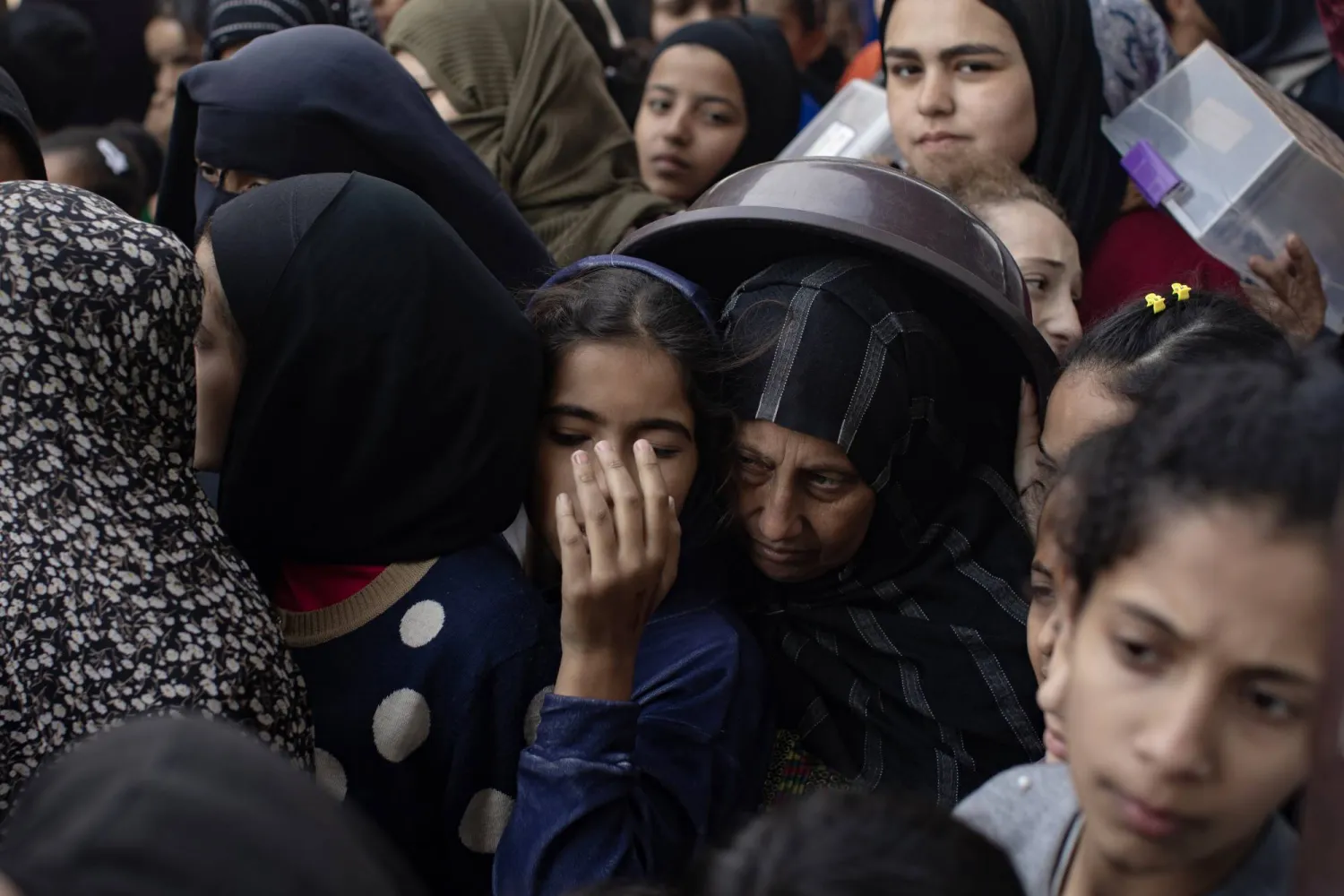 فلسطينيون يصطفّون للحصول على طعام مجاني يُعده شباب فلسطيني في خان يونس بقطاع غزة (إ.ب.أ)
