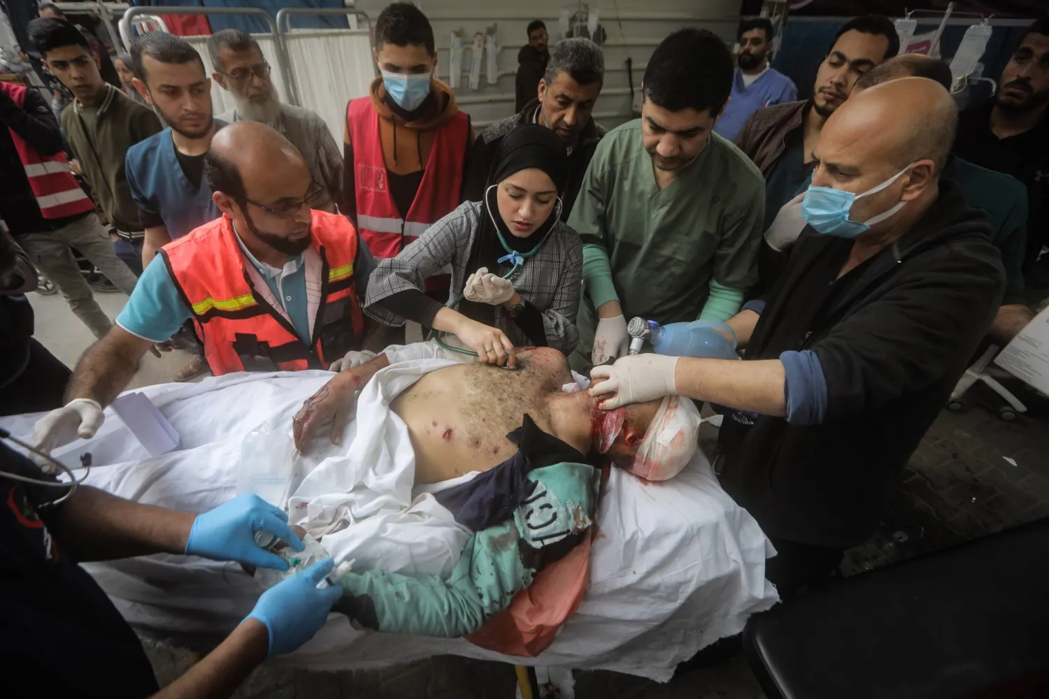 مُسعفون يقدمون العلاج لرجل فلسطيني مصاب في مستشفى الكويت بعد أن أصيب في غارة جوية إسرائيلية بأحد شوارع رفح (د.ب.أ)