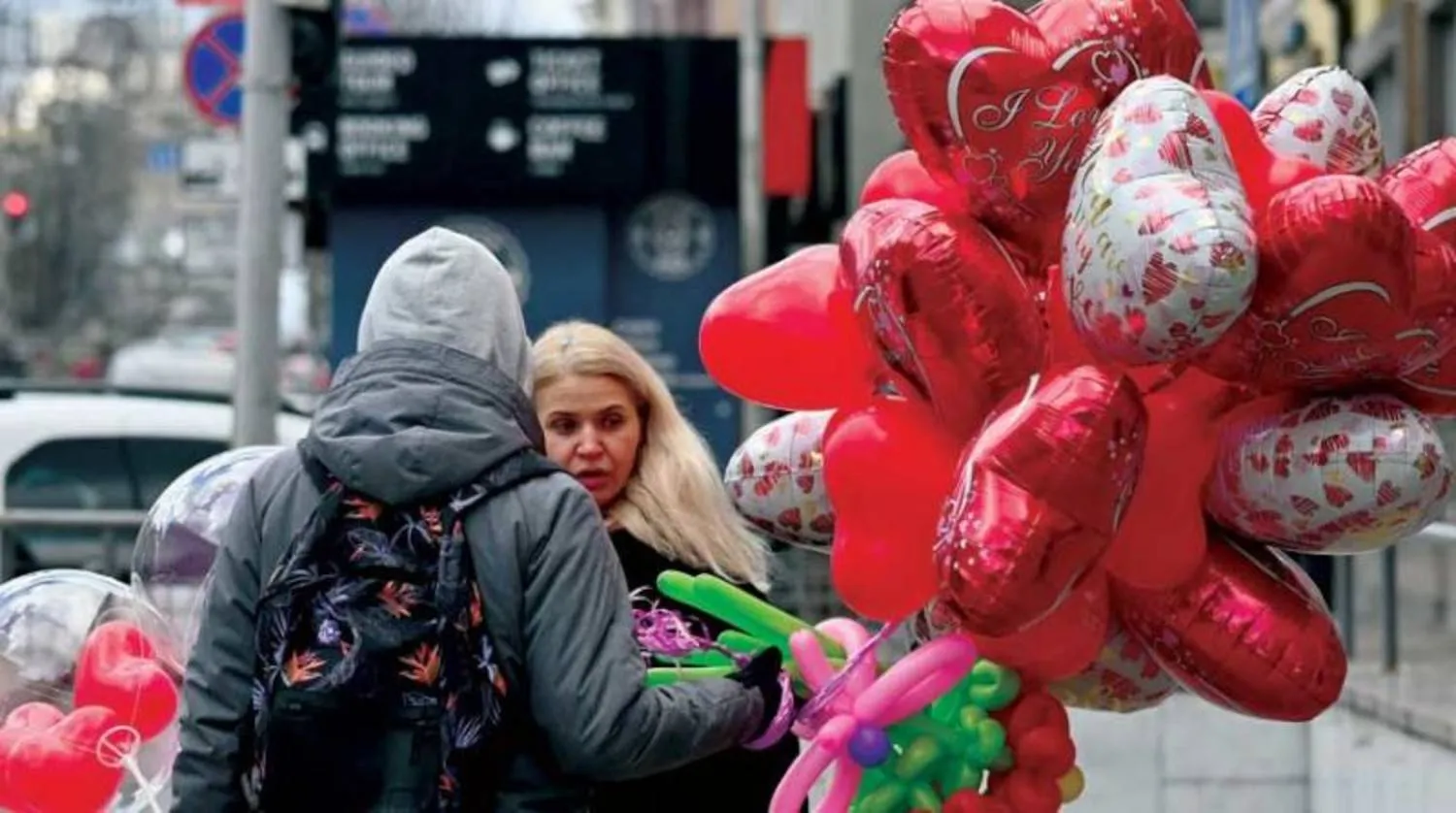 أدمغتنا تتفاعل بشكل مختلف عندما نقع في الحب (أ.ف.ب)