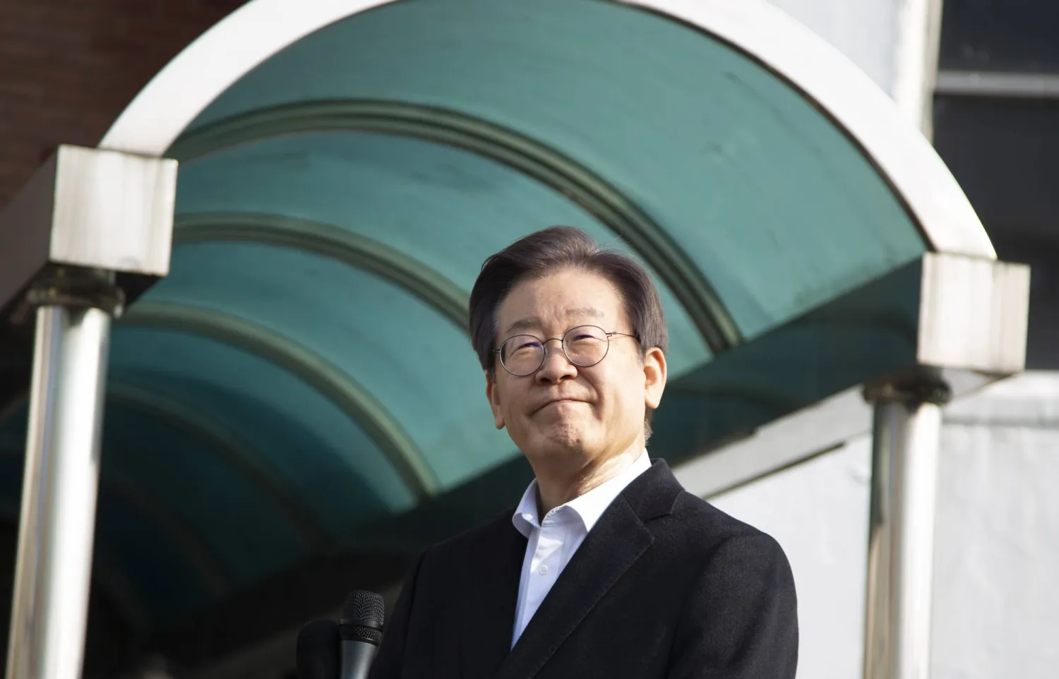 زعيم المعارضة لي جاي ميونغ يخرج من المستشفى في سيول (إ.ب.أ)