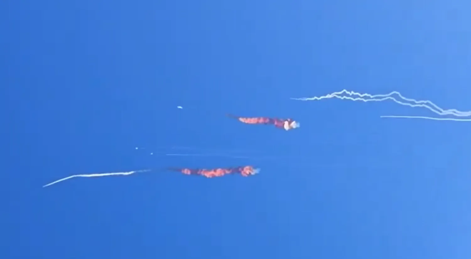 صورة من فيديو يظهر إطلاق صواريخ في سماء مدينة تشابهار