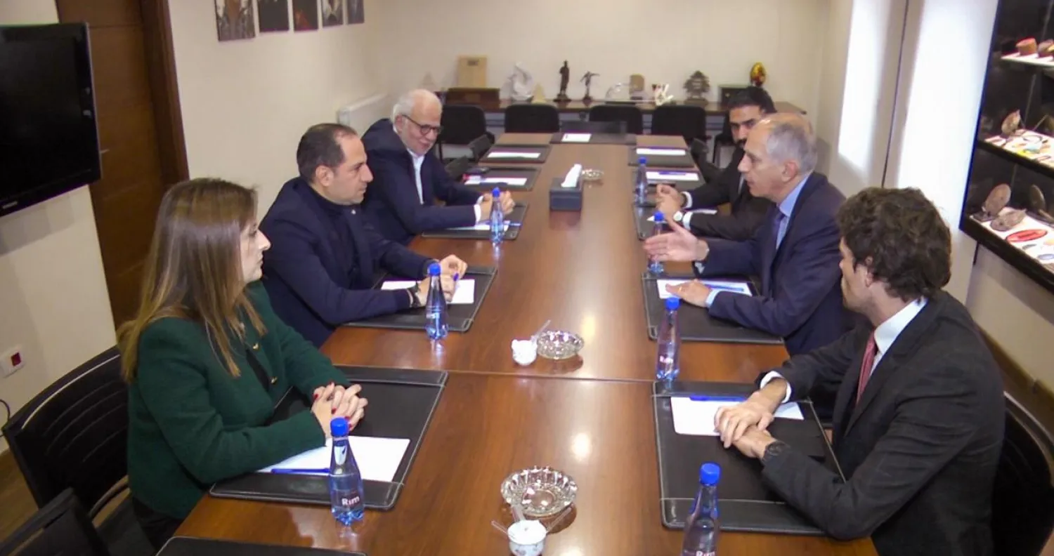 رئيس «الكتائب» النائب سامي الجميّل مجتمعاً مع السفير الفرنسي لدى لبنان هيرفيه ماغرو  (إعلام الكتائب)