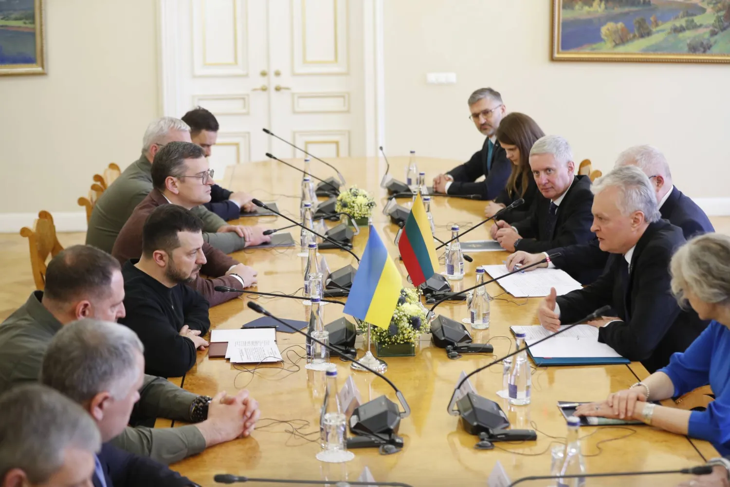 اجتماع بين الوفدين الليتواني والأوكراني في فيلنيوس (إ.ب.أ)