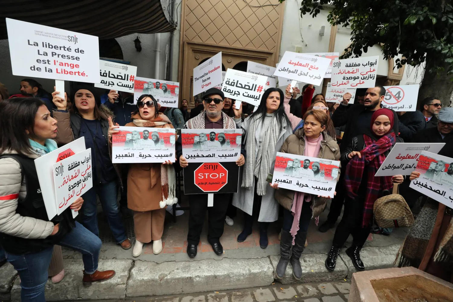 من المظاهرة التي نظمها الصحافيون التونسيون للمطالبة بإطلاق سراح الصحافي زياد الهاني (إ.ب.أ)