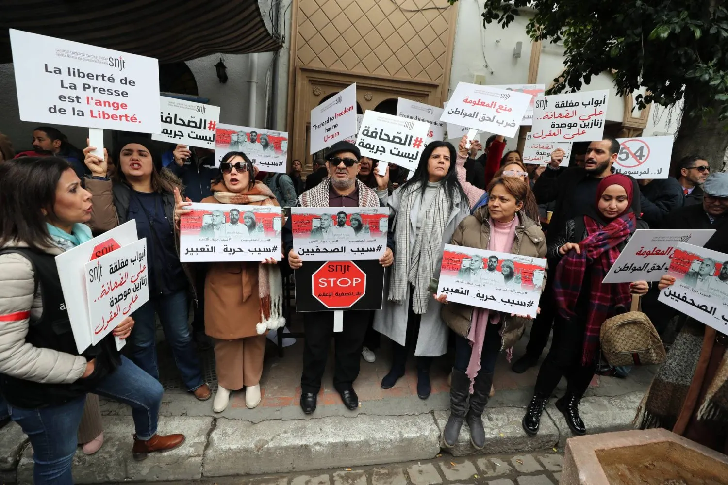 Tunuslu gazetecilerin, gazeteci Ziyad el-Hani'nin serbest bırakılması talebiyle düzenlediği gösteriden (EPA)