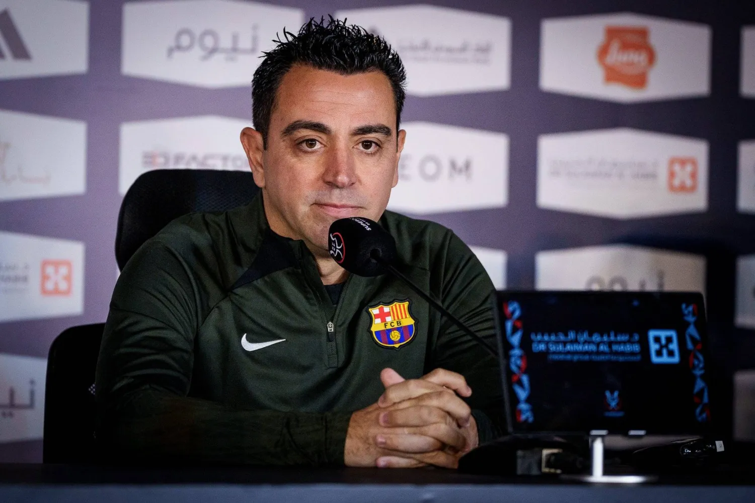 تشافي خلال المؤتمر الصحافي في الرياض (نادي برشلونة)